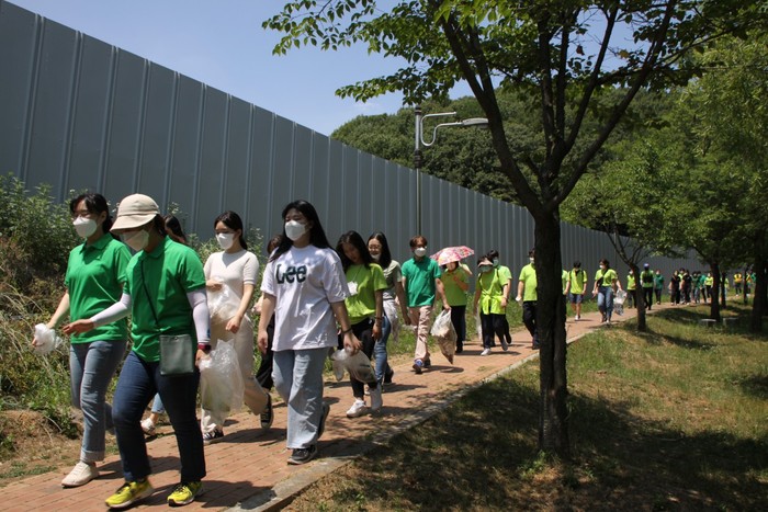 동탄성심병원 직원들이 환경 정화 활동 플로깅에 참여하고 있다. (사진=한림대학교의료원)
