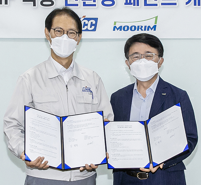 KCC 중앙연구소장 김범성 전무(왼쪽)과 무림P&P 연구소장 임영기 이사. (사진=KCC)