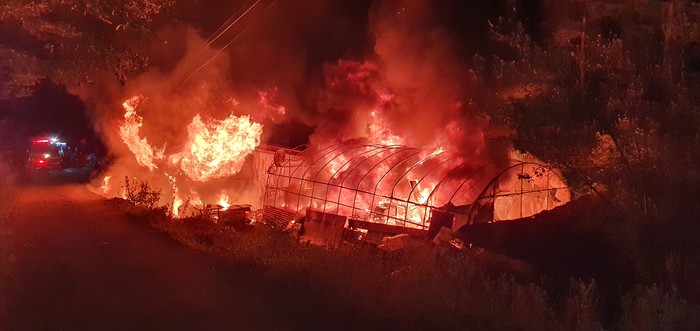 [21일 오후 9시 17분쯤 충남 금산군 추부면 추정리 한 단독주택에서 화재가 발생해 붉은 불이 주택으로 번지고 있다.(사진=금산소방서)