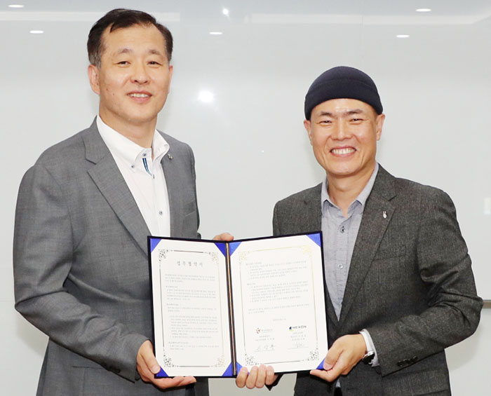 넥슨 김현 사업총괄 부사장(오른쪽)과 한국관광공사 신상용 부사장. (사진=넥슨)