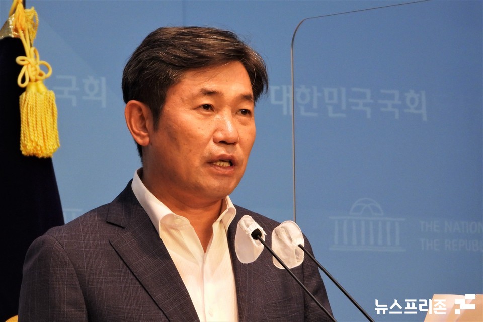 조오섭 더불어민주당 대변인이 22일 오후 서울 여의도 국회 소통관에서 브리핑을 하고 있다. (사진=김정현 기자)