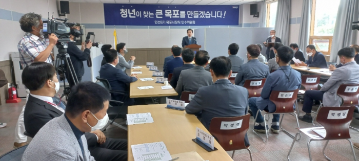 박홍률 목포시장 당선인이 시장직 인수위원회 사무소 개소식에서 민선 8기 목포시정 운영 방침을 밝히고 있다.