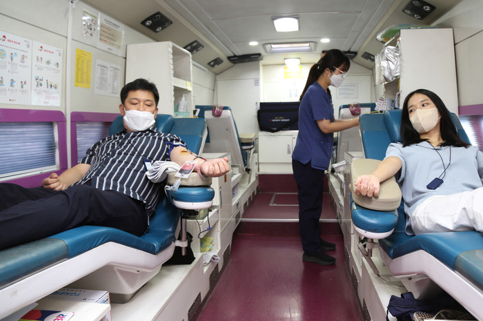 DL그룹 임직원들이 돈의문 디타워에 출장한 헌혈 버스에서 헌혈을 하고 있다. (사진=DL그룹)