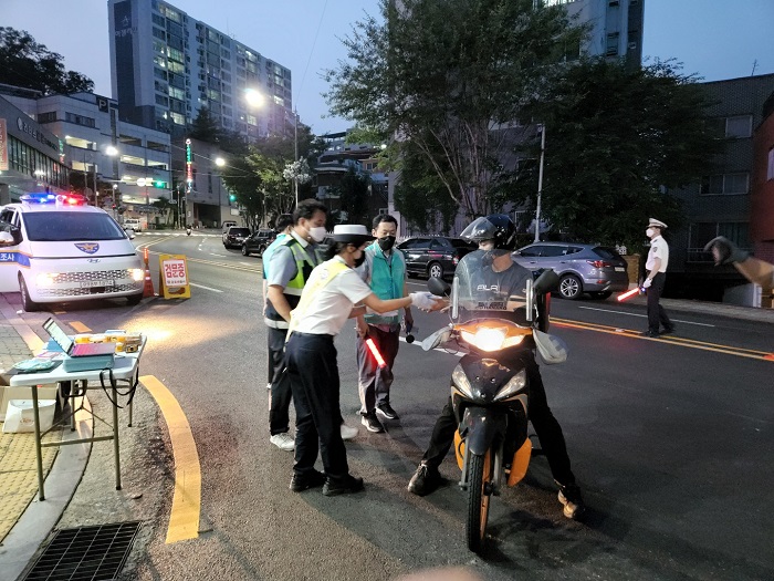 이륜차 소음 점검을 하고 있는 시-경찰서-한국교통안전공단 (사진=군포시)