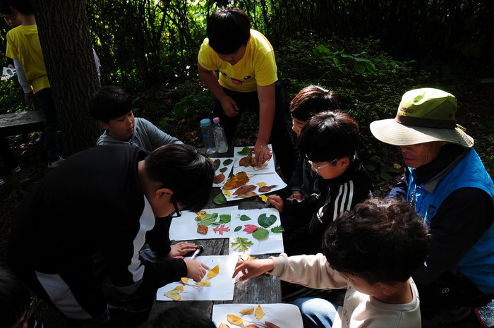 초등학생들이 생태숲 체험활동을 하고 있는 모습