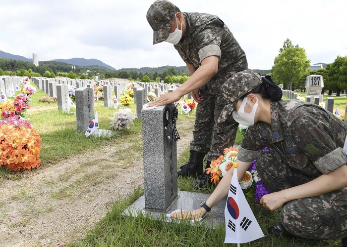 6·25전쟁 72주년을 앞둔 24일 대전현충원을 방문한 공군부사관들이 국가와 공군을 위해 헌신한 선배 부사관들의 묘역을 찾아 참배한 후 묘역 주변 환경을 정리하고 있다.(사진=공군)