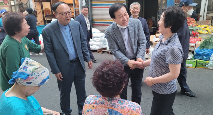 박홍률 목포시장 당선인이 지역 재래시장을 찾아 시민들의 삶에 현장 목소리를 청취하며 소통행보에 나섰다.
