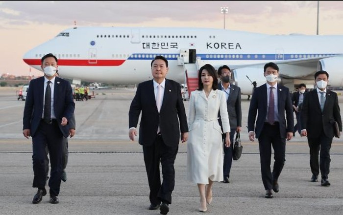 윤석열 대통령 내외가 스페인 마드리드 공항에 도착해 이동하고 있다.(사진=연합뉴스)