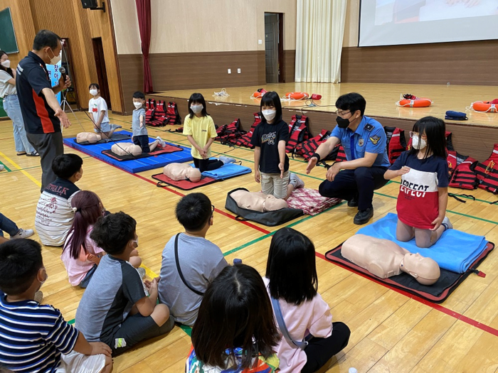 목포해경이 목포연산초등학교를 방문해 초등생들을 대상으로 심폐소생술 교육을 실시했다.