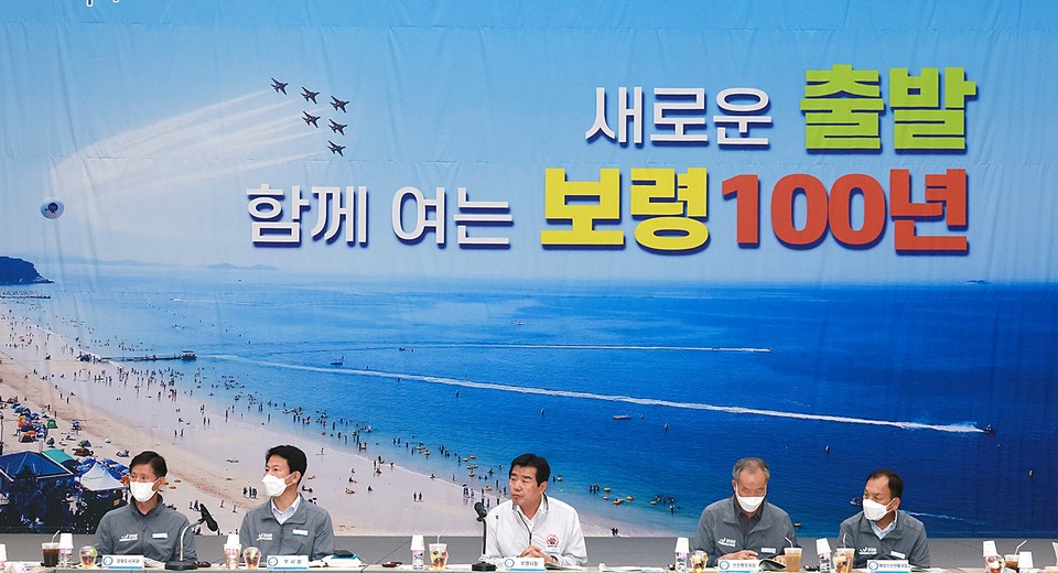 김동일 보령시장(가운데)이 새로운 보령 100년을 힘차게 열어나가겠다”며 시정 운영 방향에 대한 청사진을 제시하고 있다.(사진= 보령시청)