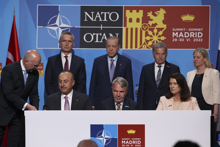 28일(현지시간) 스페인 마드리드에서 (뒷줄 왼쪽부터) 옌스 스톨텐베르그 북대서양조약기구(NATO·나토) 사무총장, 레제프 타이이프 에르도안 튀르키예(터키) 대통령, 사울리 니니스퇴 핀란드 대통령, 막달레나 안데르손 스웨덴 총리가 지켜보는 가운데 (앞줄 왼쪽부터) 메블뤼트 차우쇼을루 튀르키예 외무장관, 페카 하비스토 핀란드 외무장관, 안 린데 스웨덴 외무장관이 '트뤼기예의 스웨덴·핀란드 나토 가입 지지' 관련 양해 각서에 서명하고 있다. 2022.6.29