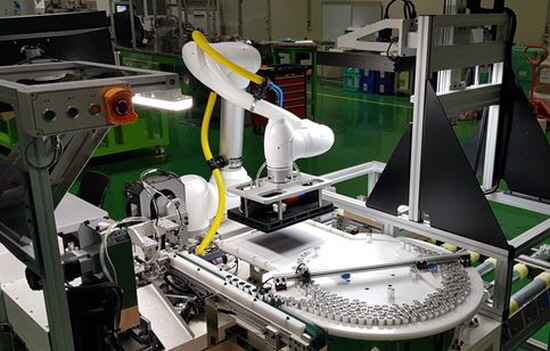 ▲중소기업 제조공정 로봇이 공산품 케이스를 제작하고 있다. (사진=인천시)