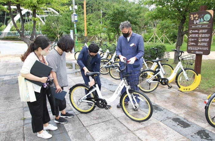 오규석 기장군수가 29일 오전 기장군 공영자전거 '타반나' 대여소를 방문해 자전거를 점검하고 있다.