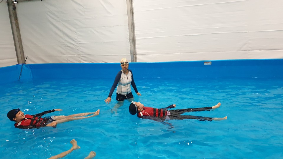 충남교육청은 올해 도내 15개 학교에서 약 4800명의 학생에게 이동형 수영장을 활용한 생존수영실기교육을 실시한다.(사진=충남교육청)