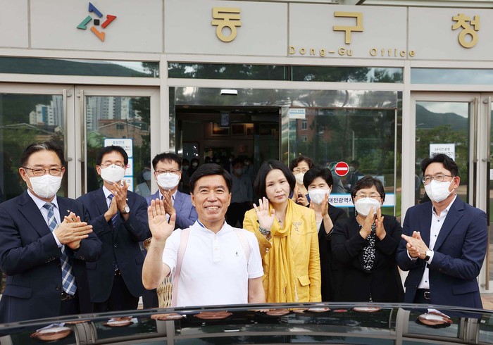 30일 대전 동구청 대강당에서 황인호 동구청장이 퇴임식을 갖고 마지막 인사를 하고 있다.(사진=동구)