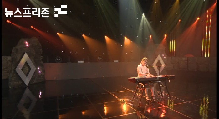 가수 소욘이  아리랑tv '라이브온' 에서 멋진 무대를 선보이고 있다.