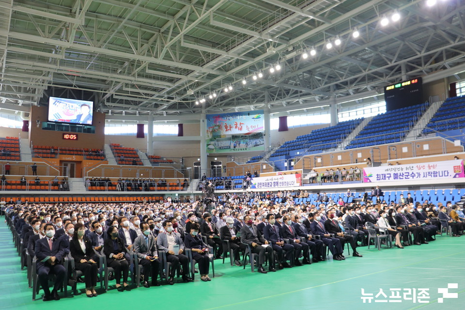 제45대 최재구 충남 예산군수의 취임식에 참석한 사람들.(사진=이해든기자)