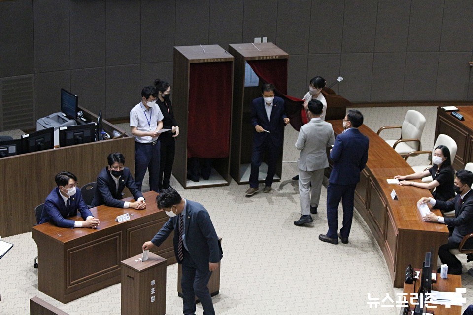 1시간여 늦게 시작된 본회의에서는 조길연 의원이 의장으로, 김복만 의원(금산2·국민의힘)과 홍성현 의원(천안1·국민의힘)이 제1·2부의장으로 선출했다.(사진=박성민기자)