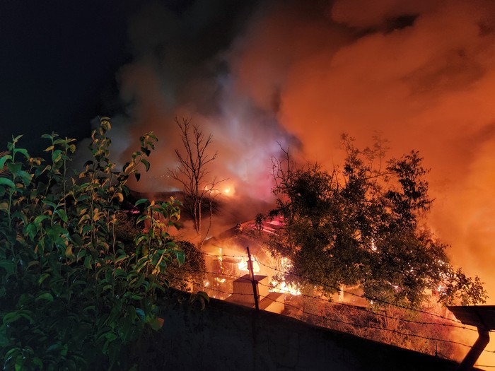 3일 새벽 0시 58분쯤 충남 금산군 추부면 신평리 한 단독주택에서 화재가 발생해 붉은 불길이 인근 공가주택으로 번지고 있다.(사진=금산소방서)