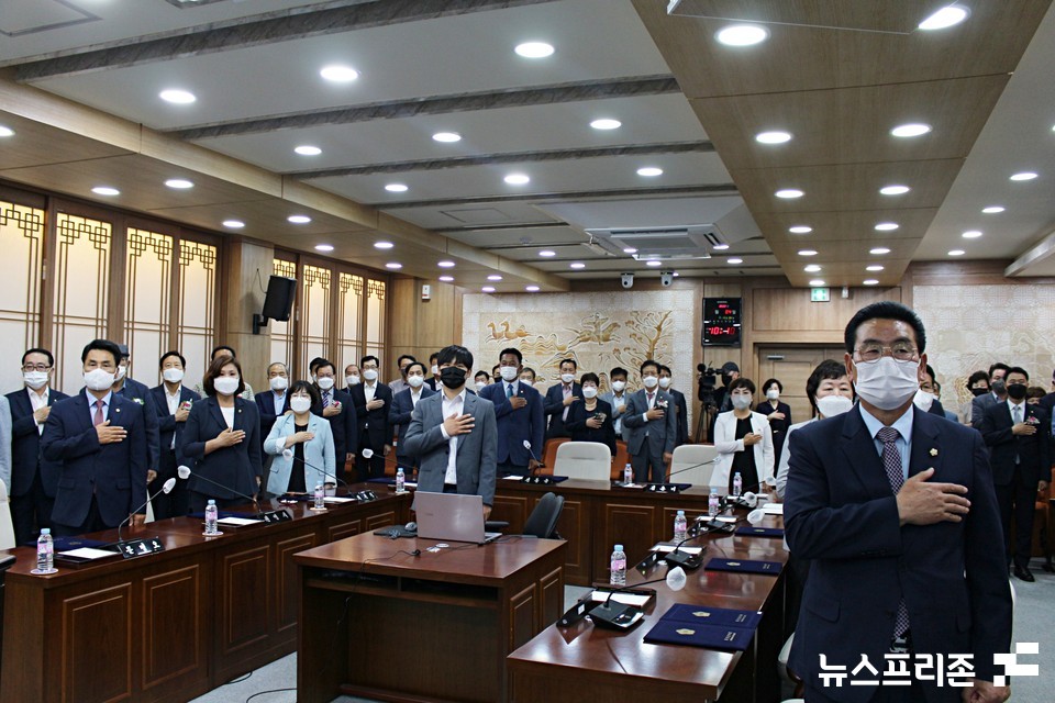 국민의례하는 제9대 홍성군의회 의원들.(사진=박성민기자)