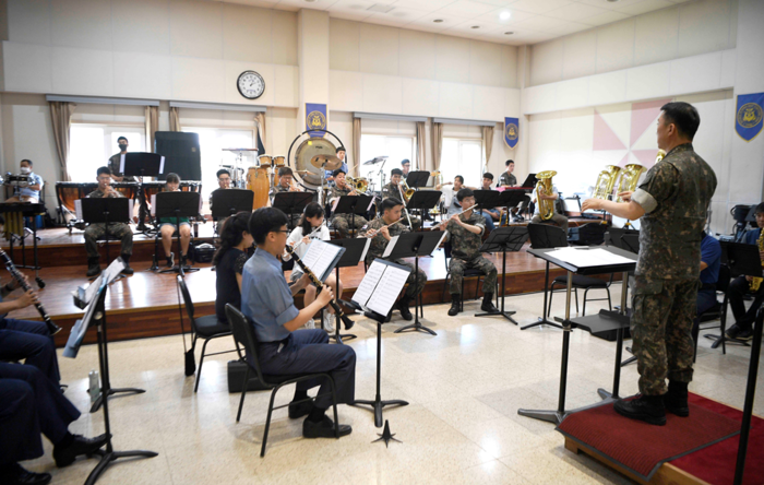 해군 3함대사령부 군악대가 시각장애인 특수학교 은광학교 학생들에 대한 악기 레슨 재능기부 20주년을 맞았다.