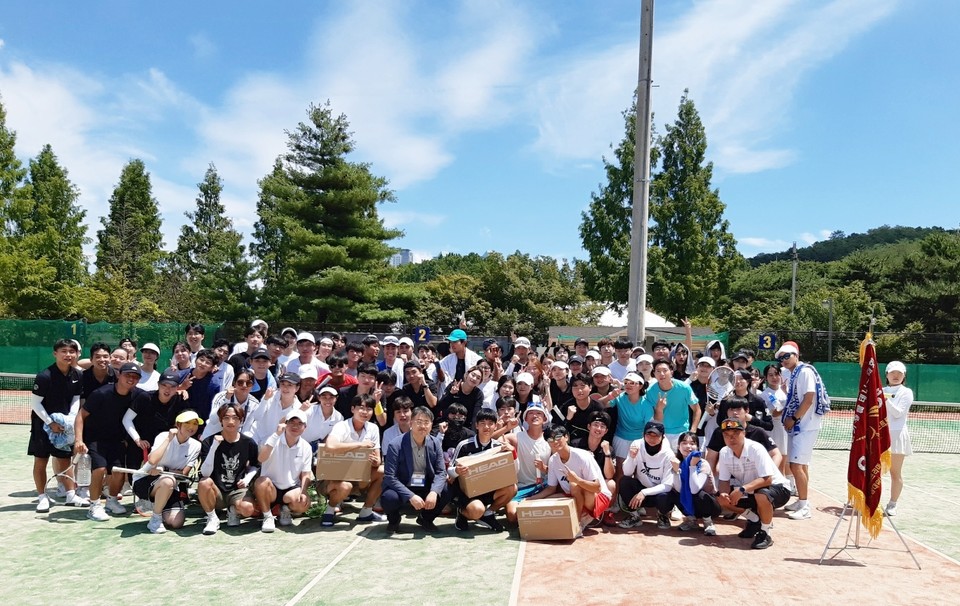 대전시 테니스협회 회원들이 '대전시장배 테니스대회'를 마치고 기념촬영을 하고 있다.(사진=대전시 테니스협회)