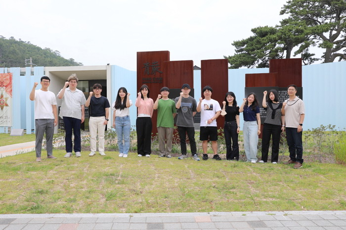 기장군 관계자들과 부경대학교 미디어커뮤니케이션 학부 재학생들이 ‘박태준기념관’ 홍보영상 콘텐츠 제작 기념 촬영을 하고 있다.