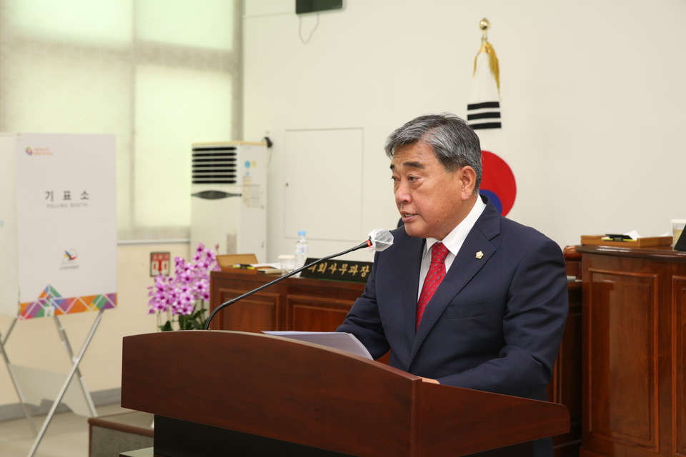 제9대 충남 서천군의회는 6일 제300회 임시회를 열고 김경제 의원을 의장으로 선출했다.(사진= 서천군의회)