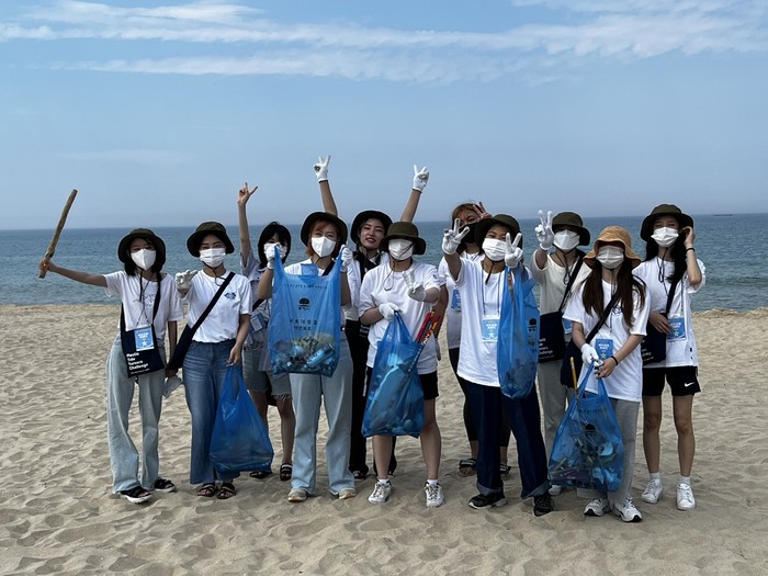 LG생활건강 글로벌에코리더 YOUTH는 3일 동해 망상해변에서 플라스틱 쓰레기의 심각성 알리는 비치코밍 캠페인을 진행했다. (사진=LG생활건강)