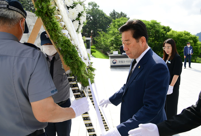 국립3.15민주묘지에서 민주영령에 헌화하고 있는 김진부 의장 경남도의회