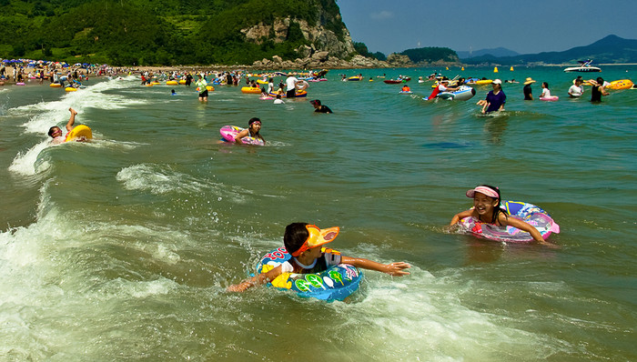 해수욕장에서 물놀이를 즐기고 있는 이용객들 모습
