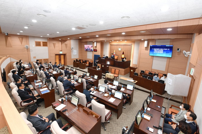 김해시의회가 지난 6일 제245회 임시회 제2차 본회의를 열어 제9대 전반기 4개 상임위원회 위원장을 선출하고 각 상임위원을 선임했다. ⓒ김해시의회