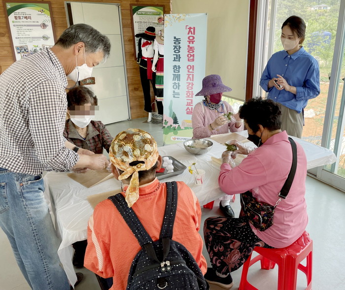 치유농업 프로그램에 참여한 노인들이 강사와 함께 화분 가꾸기, 떡 만들기, 쿠키 만들기, 허브샴푸 만들기 체험을 즐기고 있다.(사진=태안군청)