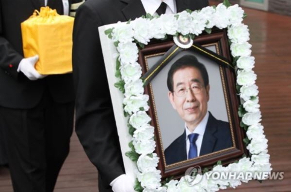 고 박원순 전 서울시장의 2주기 시민추모제가 오는 9일 오전 그의 묘소가 있는 경남 창녕군 장마면 장가리에서 1박2일 동안 열린다. 시민추모제를 주관하는 '박원순과의동행' 관계자는 이번 2주기 추모제에 대해 "생전 고인께선 후대에게 빌려쓰고 있는 그린벨트를 지키시느라 정부와 부동산 개발업자들과 논쟁도 하였다"라며 "우리는 고인의 뜻을 이어 산소 주변에 나무심기를 하여 뜻을 이어가려 하고 있다"라고 했다. 사진=연합뉴스