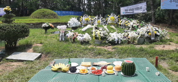 박원순과의동행 관계자는 생전의 박원순 전 시장에 대해 "시대를 앞서간 혁신과 나눔을 실천했다"라며 "평생 동안 사회에 봉사와 나눔을 실천한 시민 박원순을 기억해주시라"고 호소했다. 경남 창녕군에 위치한 박원순 전 시장의 묘역 모습. 사진=박원순과의동행 제공