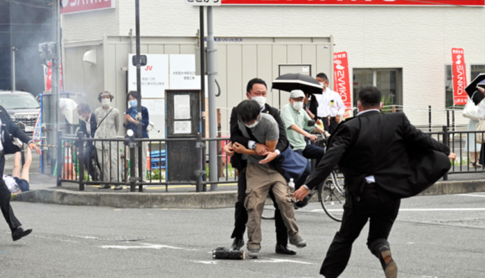 일본 경찰들이  아베 전 총리에게 총격을 가한 젊은 괴한을  현장에서 체포하고 있다.(사진=아사히신문 캡처)