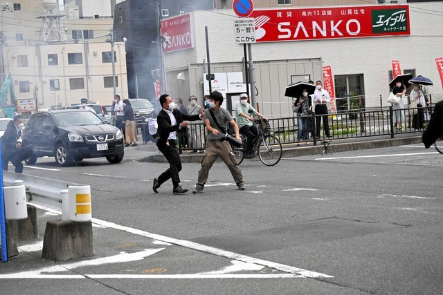 8일 아베 신조 전 일본 총리에게 총을 쏜 것으로 추정되는 용의자가 경찰에 체포되고 있다. 트위터 갈무리