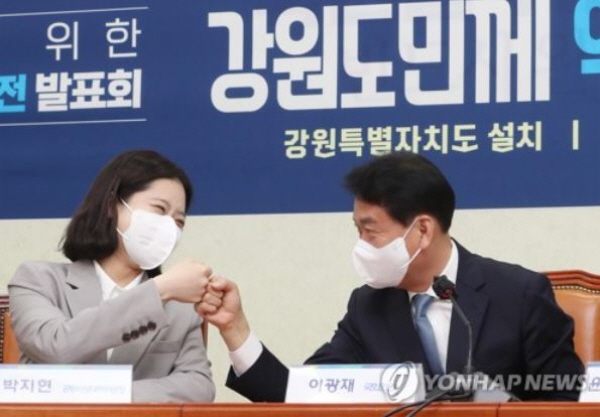 박지현 전 위원장은 자신이 두 달 가량 비대위원장직을 수행하면서 벌어진 각종 분란과 지방선거 참패에 대해선 일언반구 사과조차 하지 않았으며, 이러한 자신의 '제멋대로 낙인찍기'와 '사과 요구'가 민주당의 혁신이라고 강변하곤 했었다. 그는 지난 수개월간 정의당 류호정·장혜영 의원이나 '여성의당'과 사실상 같은 행보를 해오며 지지층의 분노만 연일 키웠다는 셈이다. 사진=연합뉴스