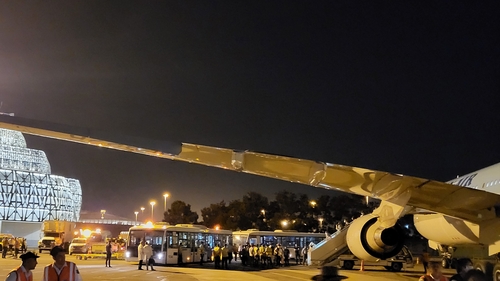 아제르바이잔 바쿠 공항에 긴급착륙한 대한항공 여객기 (사진=연합뉴스, KE9956편 승객 제공)