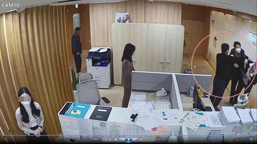 임석 전 솔로몬저축은행 회장(빨간 동그라미 가운데)이 A씨(맨 오른쪽)의 머리를 밀치는 모습이 담긴 CCTV 화면