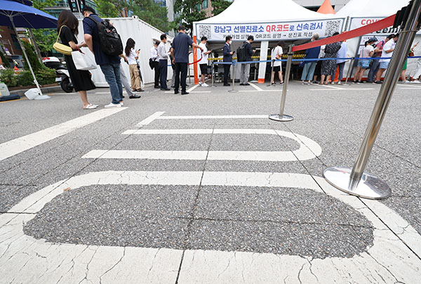 코로나19가 다시 확산하고 있는 12일 오전 서울 강남구보건소에 마련된 선별진료소를 찾은 시민들이 검사 순서를 기다리고 있다.