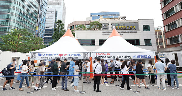 지난 12일 오전 서울 강남구보건소에 마련된 선별진료소를 찾은 시민들이 검사 순서를 기다리고 있다.