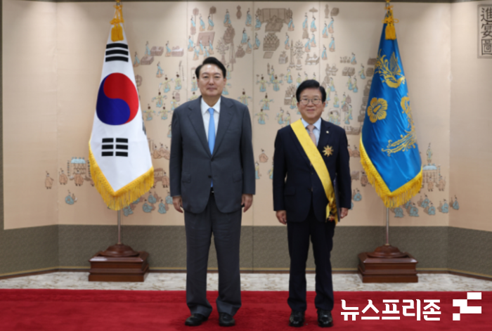 윤석열 대통령과  박병석 전 국회의장이 기념촬영을 하고 있다.(사진=용산 대통령실)