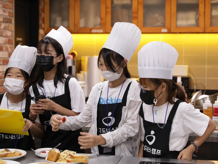 16일 서울 금천구에서 진행된 'CJ도너스캠프 공부방 아동들과 CJ임직원이 함께하는 요리대회' 결승전 참여 아동들이 완성된 요리를 소개하고 있다.