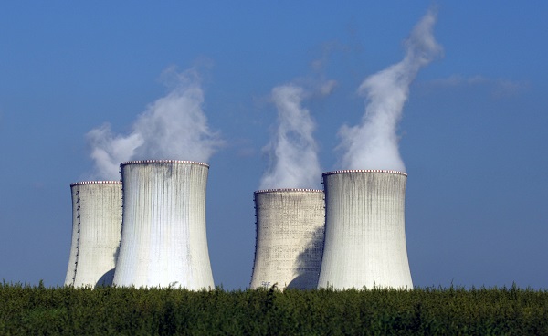 체코는 유럽을 중심으로 한 원전 확대 방침에 2040년까지 최대 4기의 원전 추가 건설을 추진 중이다. 사진은 지난 2011년 9월 27일(현지시간) 체코 두코바니의 원자력 발전소 4개 냉각탑에서 수증기가 솟아오르는 모습.