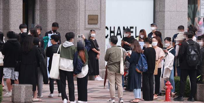 백화점 '오픈런'지난 2021년 10월 4일 서울 시내 한 백화점 명품관 앞에서 고객들이 개점 시간을 앞두고 입장하기 위해 대기하고 있다.