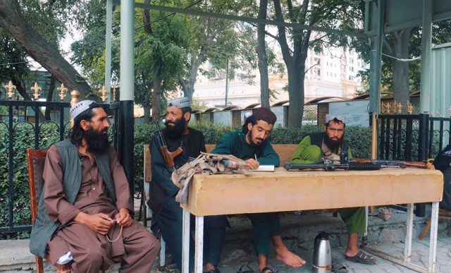탈레반 병사들이 길에서 검문소를 운영하고 있다. @AHD