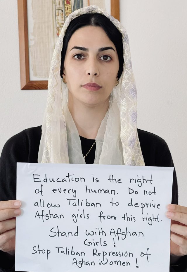 “교육은 모든 인간의 권리다. 이 권리를 탈레반이 아프간 소녀들로부터 빼앗게 허락하지 마라. 아프간 소녀들을 지지해라! 탈레반은 아프간 여성 탄압을 멈춰라!” 손 팻말을 든 아프간 여성. @Aref Amini