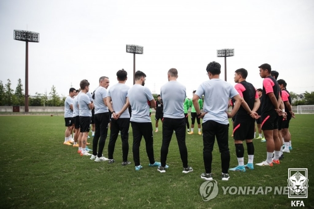 일본에서 열리는 동아시안컵 대회에서 벤투 감독이 이끄는 한국팀이 중국을 3:0으로 완파했다. 하지만 중국을 상대로 전반 고전, 후반 결정력 부족을 보여줘 아쉬움이 큰 결과를 남겼다. (사진=대한축구협회)