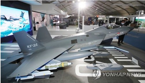 경기도 성남 서울공항에서 열린 '서울 국제항공우주 및 방위산업 전시회 2021'(서울 ADEX) 프레스데이 행사에 차세대 전투기KF21 모형이 전시돼 있다.